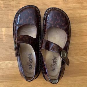 Women’s patent tortoise leather shoe - size 37; fits like US 7.5